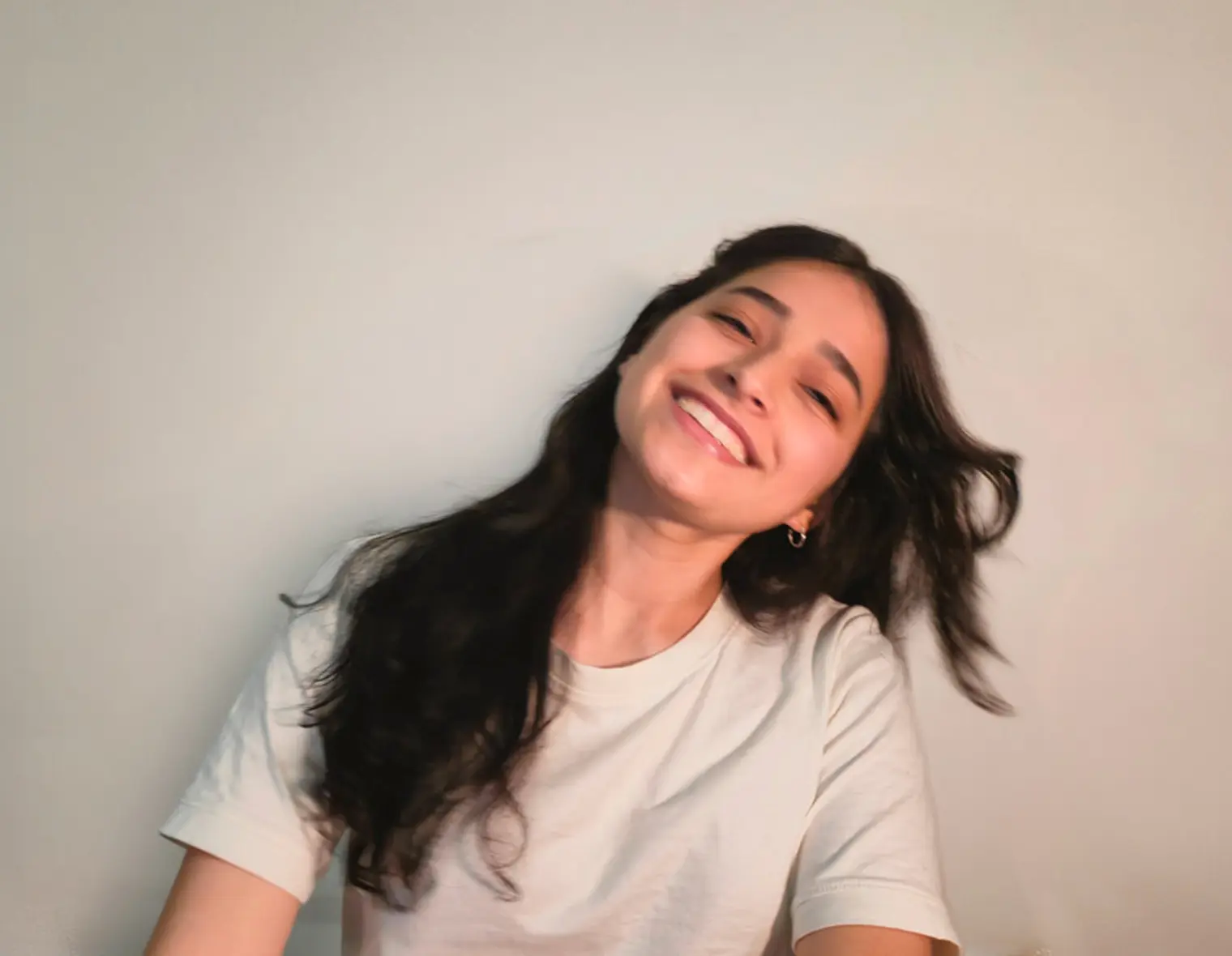 Nutricionista Sasha Arai sonriente con cabello oscuro Nutriarai